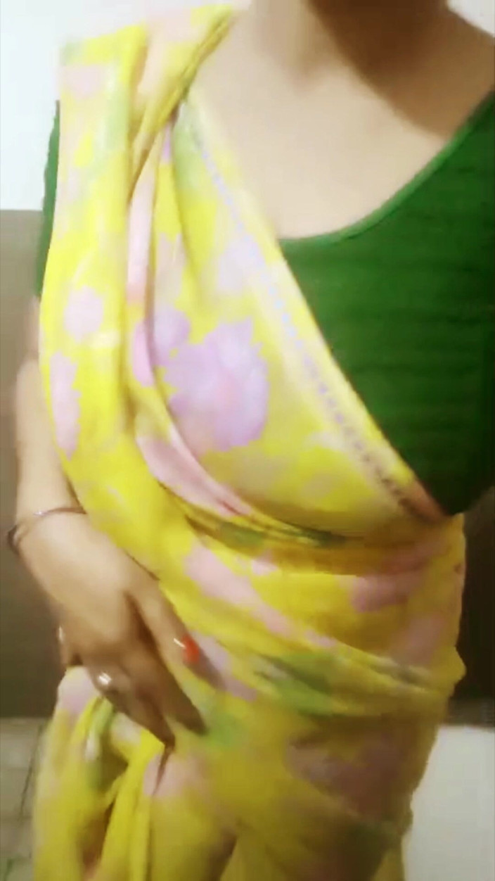 Desi_Tease_Queen: देसी भाभी साड़ी छेड़ना - धीमी लिफ्टिंग और झांकना - कोई चेहरा नहीं - 4k उच्च गुणवत्ता