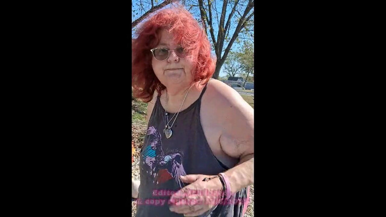 BBW nurse Vicki adventures with friends: Y tá Vicki đang đổ mồ hôi trong vườn