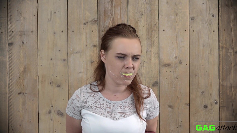 Gag Attack: Roxy - pita tegaderm disedak