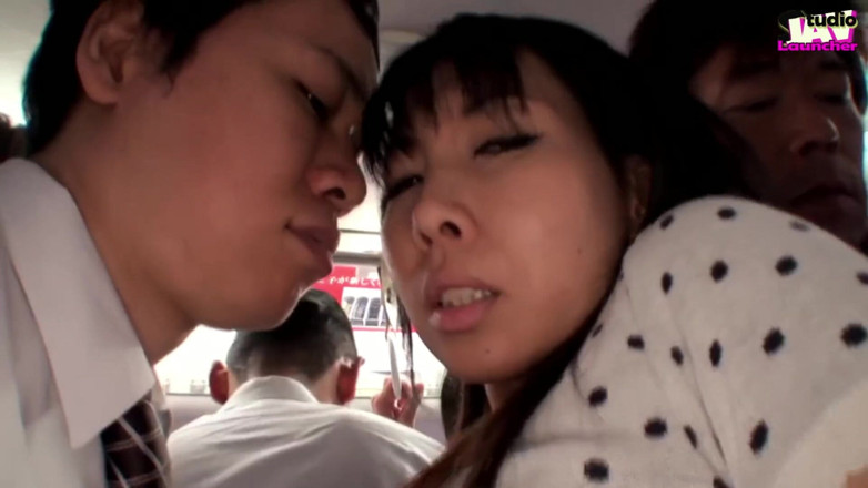 Studio JAV Launcher: Tensión en el autobús lleno, la joven esposa se queda...