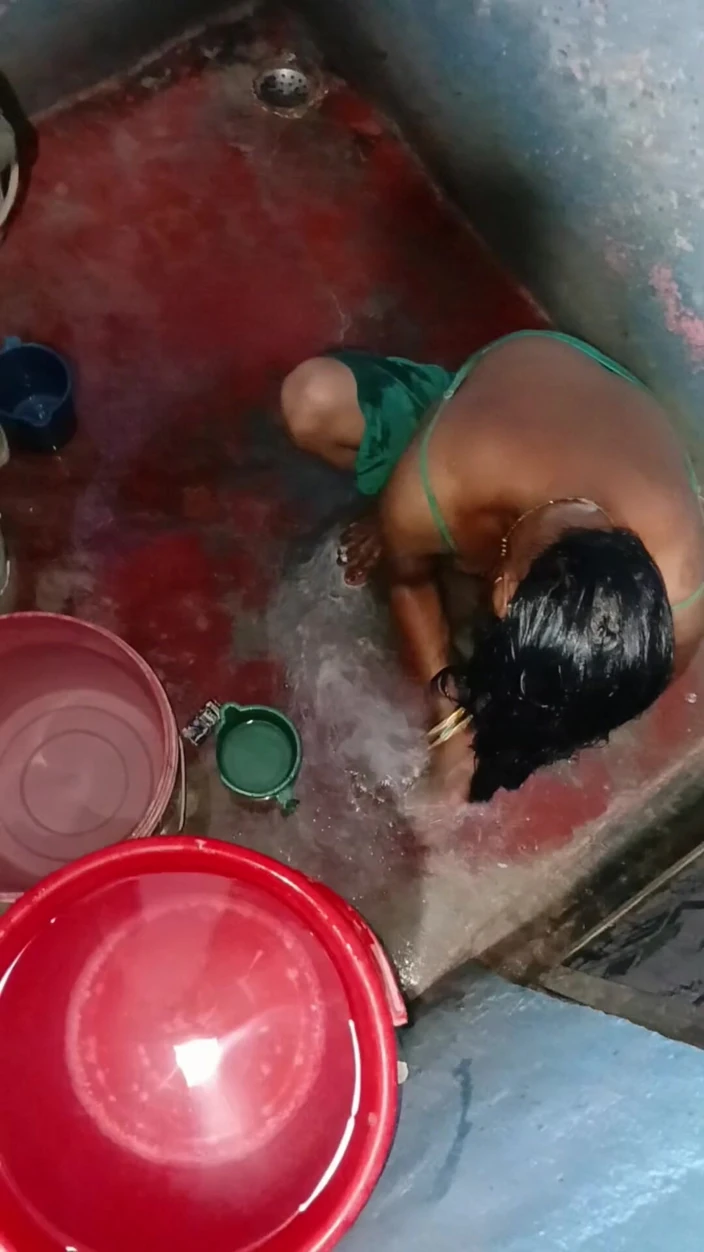 vijay_kumarpatel: Video of Han Hunt Taking a Bath