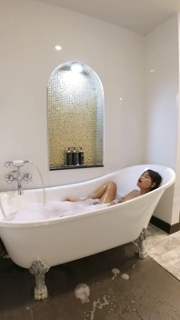 Hora do banho com tesão em um quarto de luxo
