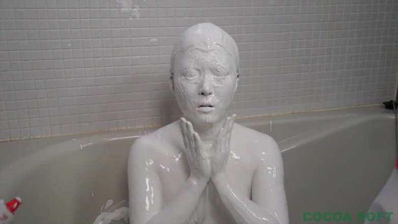 Cocoa Soft: Weiß gefärbte asiatische schönheit im badezimmer