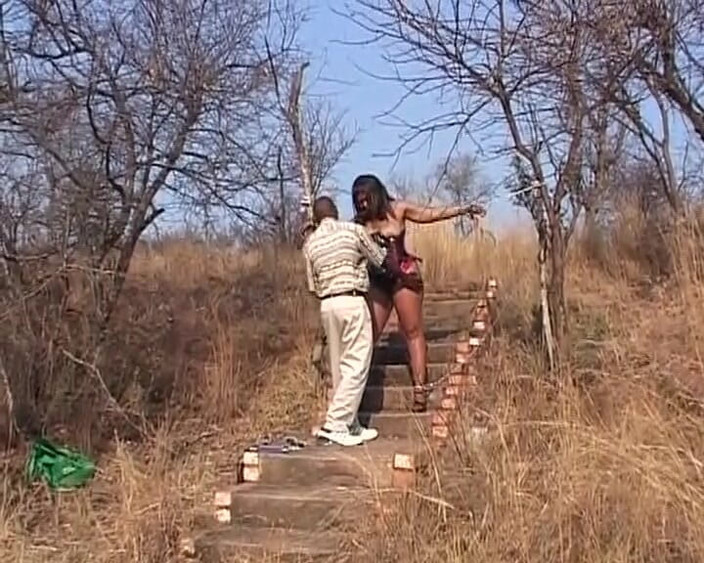 Deutsche XXX Filme: Černá svázaná kočička byla potrestána v lese