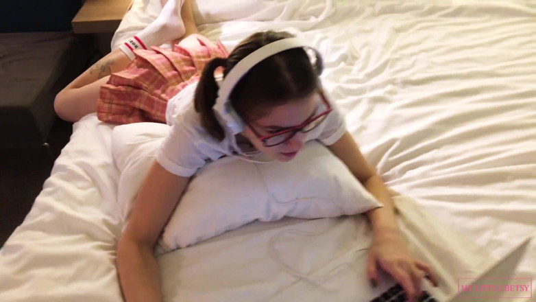 My Little Betsy: Kejutan untuk peminat! Remaja Streamer Berakhir Siaran Dengan Melancap