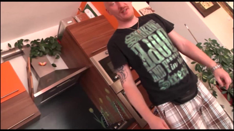 German amateur - 100% German hardcore videos: Blonde hoer geramd in de keuken