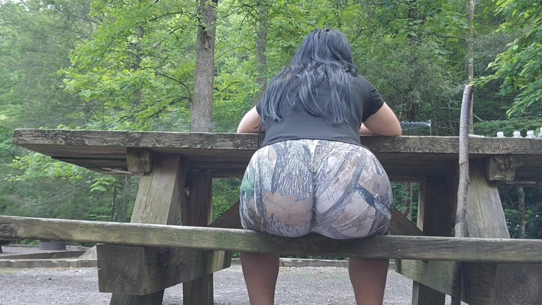 Julia Ryan: Giantess Morning Coffee com um lado de peidos