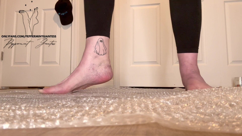 Peppermint Giantess: Bubble Wrap Popping Goddess Size 16 Feet