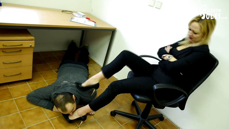 Czech Soles - foot fetish content: Femdom šéf promění zloděje v otroka chodidel, který líže boty