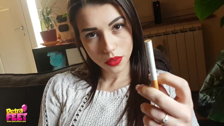 Smokin Fetish: शानदार काले बाल वाली बेब सिगार से बहुत प्यार करती है