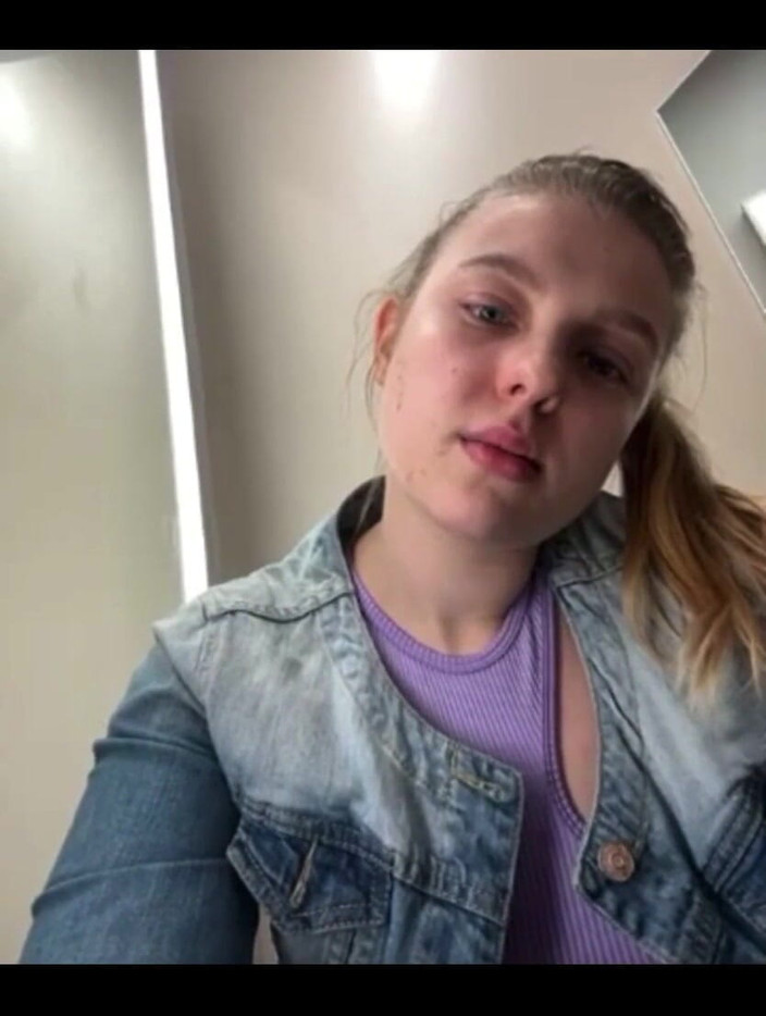 JuiceLussie: Mengongkek dubur di tempat awam