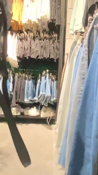 女の子はロッカールームですぐに購入をしました