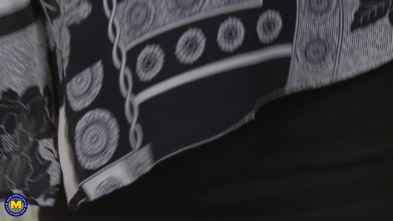 Mature Solo NL: Büyük memeli olgun kamerada göğüslerini göstermeyi seviyor