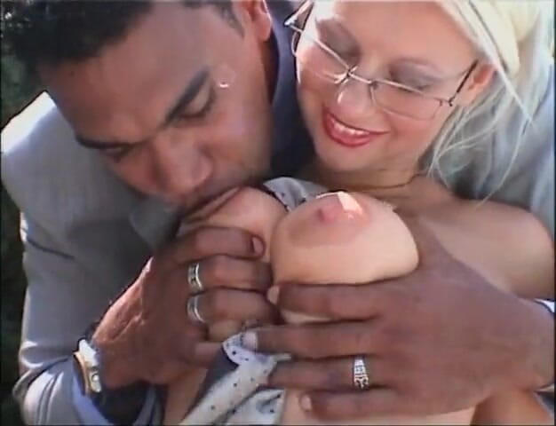 Black Sinner: Hitam dan putih dengan zakar hitam besar menghisap pepek dan...