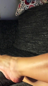 Zieh meine weißen socken aus und genieße meine füße