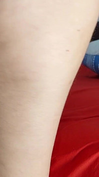 Kåta MILF klär av sig och onanerar med stönar. Stygg sexig MILF försöker på nakna kläder.