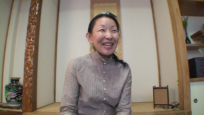 Japan Lust: Zralá japonská babička se svléká pro creampie do kundičky