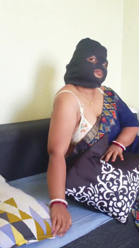 Desi Makan Malkin Seduces Her Naughty Teenage Servant for the Hardcore Sex