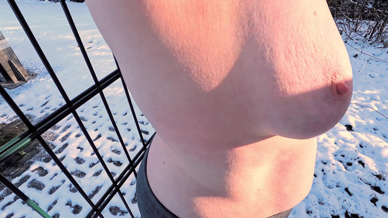 Bouncy Tits Action: Une fille à forte poitrine se fait gifler les seins nus