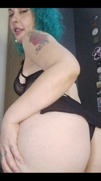 Menunjukkan Pakaian Dalam Saya