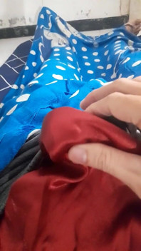 Şort içinde mini saten etek giyiyor