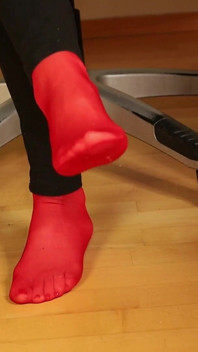 Peeptoe Baumeln in roten strümpfen &schwarzen leggings
