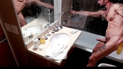 Alex Barcelona XXX: Spielen sie arsch und wichsen sie unter der dusche von...