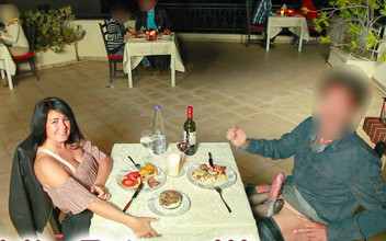 Alexandra Wett: Melampau! Dikongkek di Tengah-tengah Restoran!