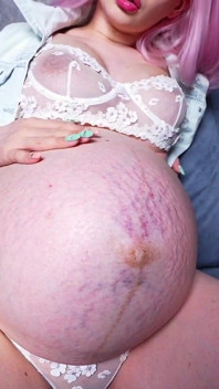 Pre-gigantessa incinta