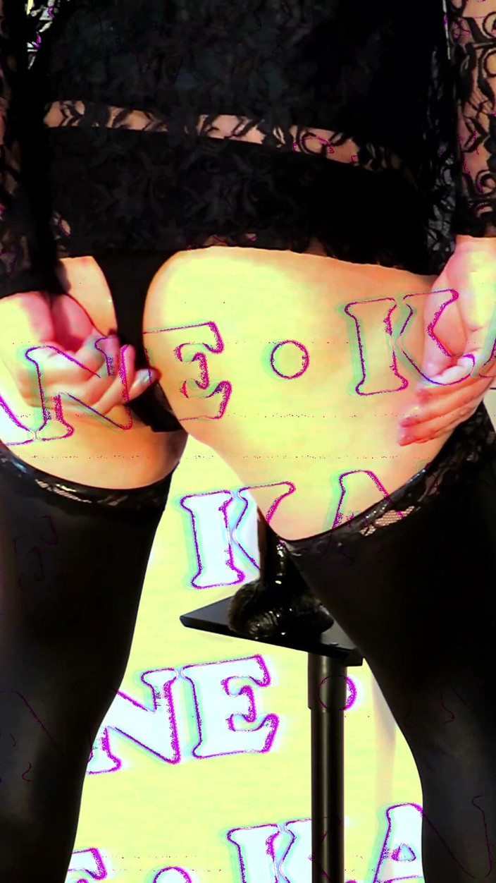 kandiKane: 15인치 빅 블랙 자지 딜도 볼을 깊게 따먹는 Kandi Kane