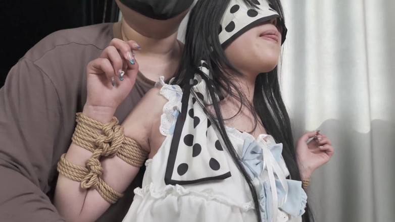 Aisan girl bondage: Xr24-a garota vestindo roupas brancas e meias brancas foi pendurada...