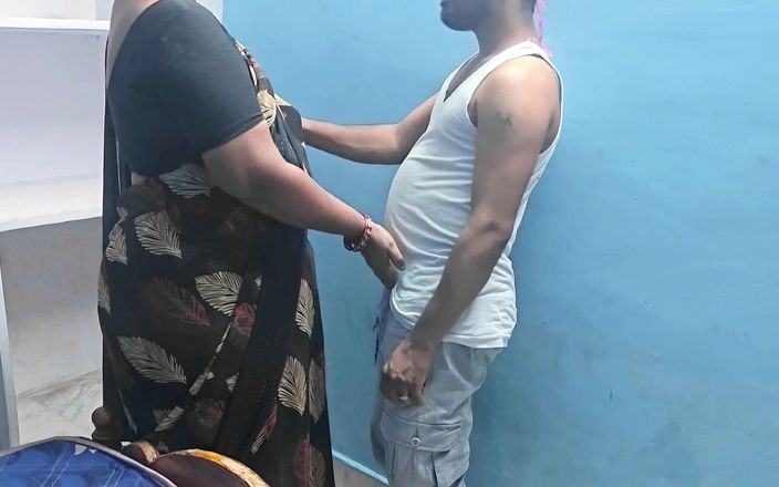 RoyToy: देसी आदमी चुपचाप एक महिला को अपनी साड़ी बदलते हुए देख रहा था