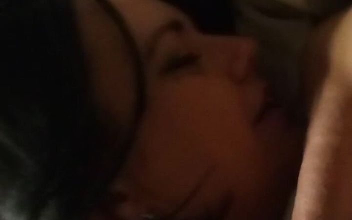 Deepthroat MILF: Sexig otrogen fru avsugning