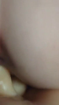 Une ado à gros cul se tape une énorme bite