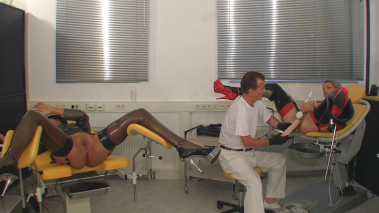 Rubber & Clinic Studio - 1ATOYS: 2 gumové děvky - fistingová zábava na gyno stolech