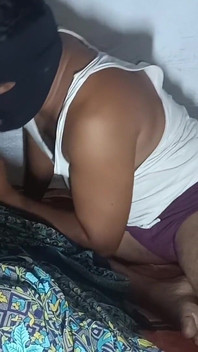 Una moglie indiana indiana si sditalina la figa e scopa in un video domestico