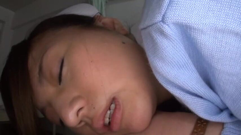 CherryBONBON: Enfermera con ojos suaves, sonrisa sonrojante y calor creciente