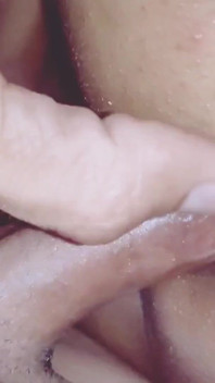継父が継娘と深いアナルファックをしようとしている