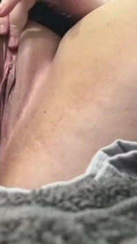 穿着女学生服装用喷射自慰