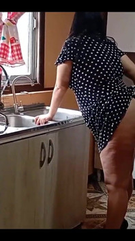 Ce ai face dacă ai prinde-o pe mama ta vitregă futându-și fratele vitreg în bucătărie? Ai acuza-o de infidelitate?