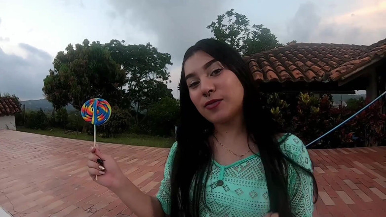 Sara films: สาวหีเงี่ยนดูดไม้ตีแล้วโชวนมใหญ่