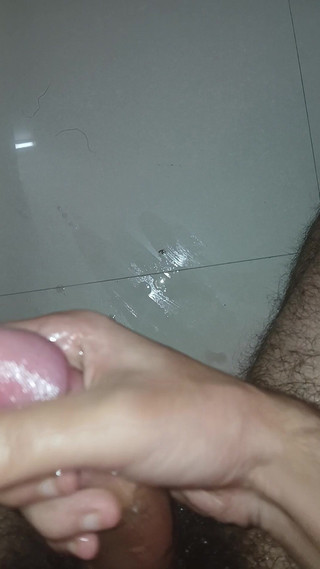 LoneFuckerz: Labă cu excitare la excitare în timp ce urmărește filmele porno...