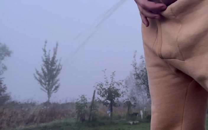 White Ukrainian Dick: मैं मूत रहा हूँ।
