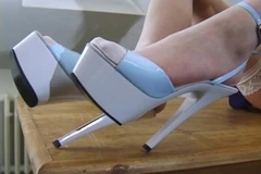 Deze Duitse stiefdochter laat stiefvader klaarkomen op haar voeten