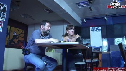 EroCom: Puta tetona se la follan en un restaurante