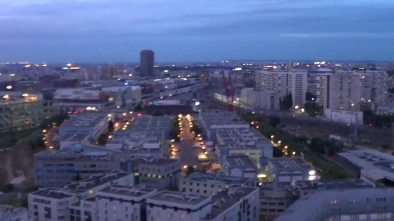 Gaybareback: Troia asiatica scopata senza preservativo all'esibizione di Parigi da Max...