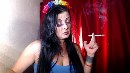 Abby Anna: Virginia slim 120 cougar fuma in potenza