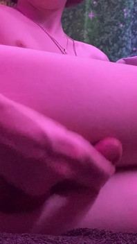 Roșcata Twink Ashen are un orgasm super fierbinte cu mâinile goale
