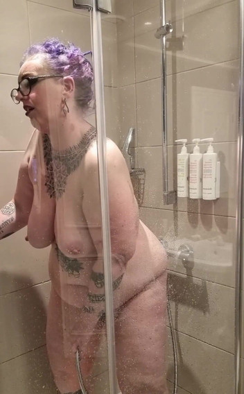 Mraltmrskinky: Perché la donna passa così tanto in bagno?