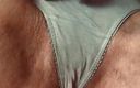 Sexy couple fun: Masturbar mi coño afeitado en cam con bragas